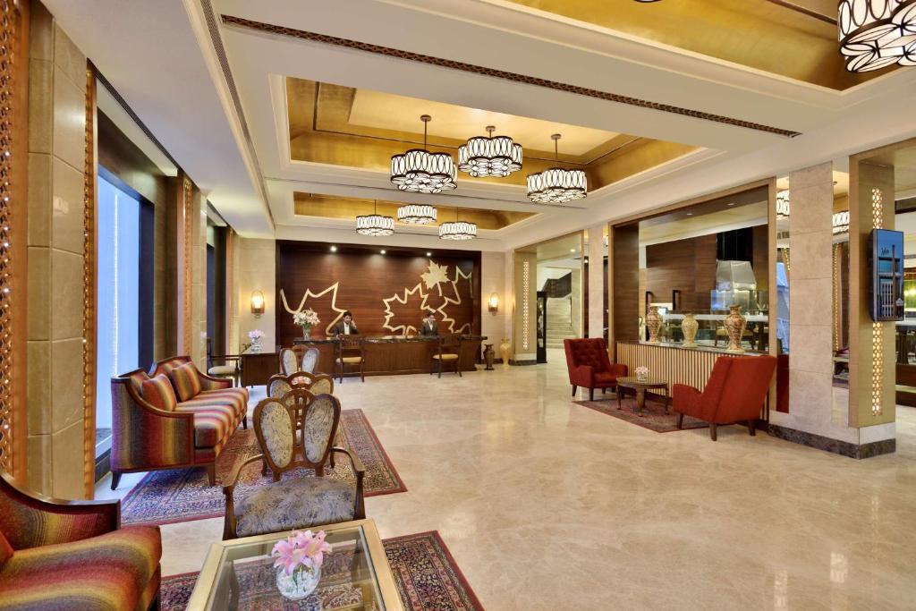 un vestíbulo de un hotel con sillas y una sala de espera en Radisson Srinagar en Srinagar