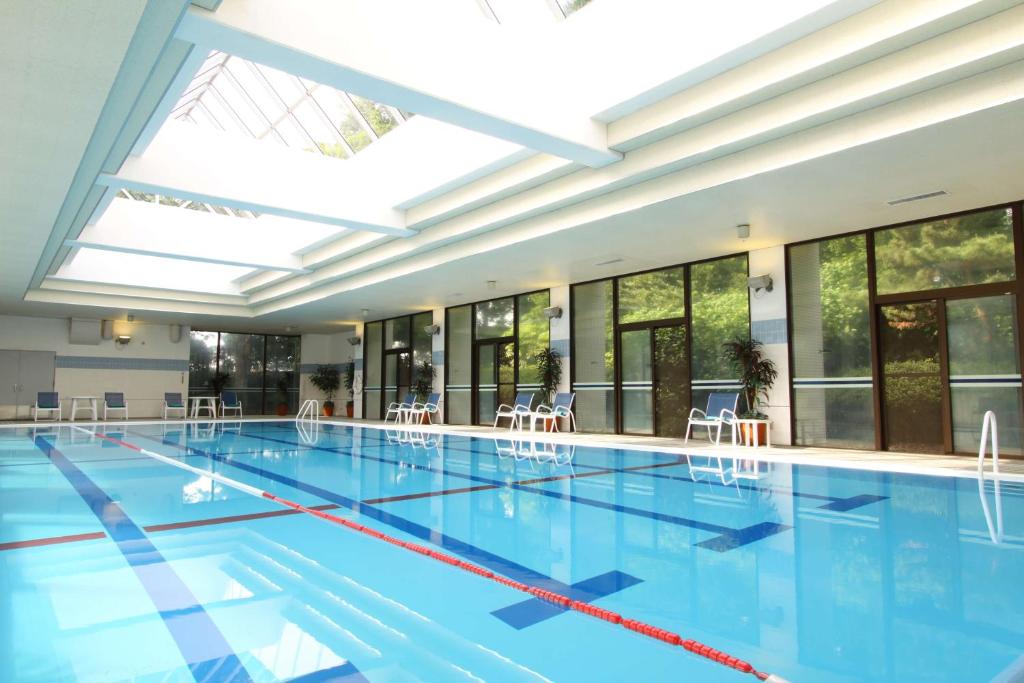 Bazén v ubytování International Resort Hotel Yurakujo nebo v jeho okolí