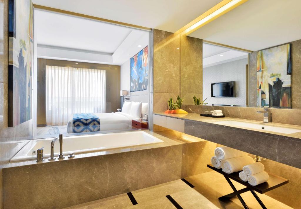 TV a/nebo společenská místnost v ubytování Radisson Blu Faridabad