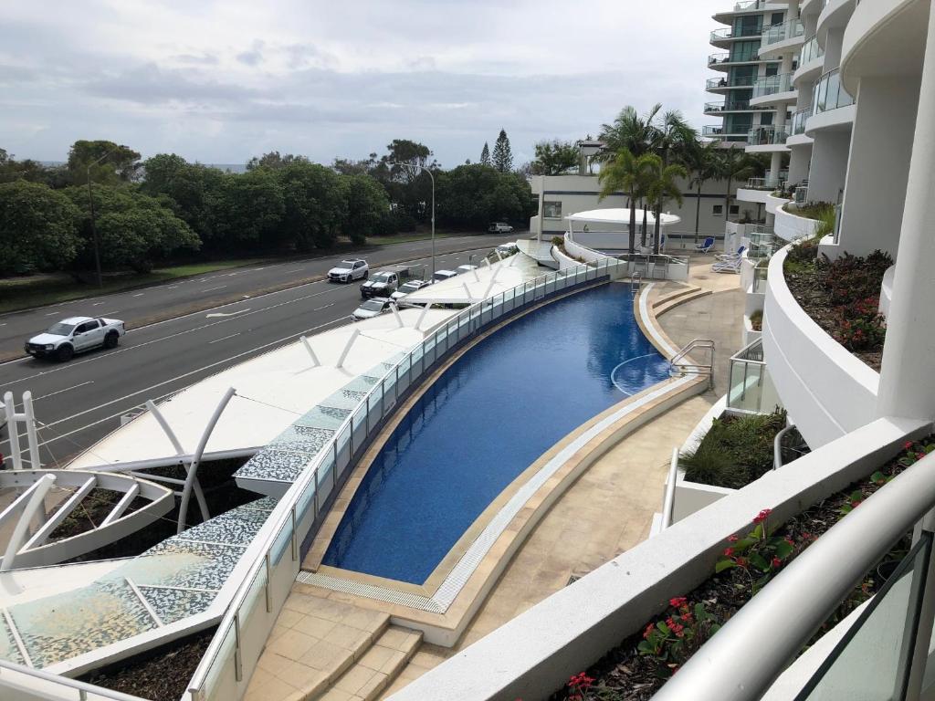馬盧奇多的住宿－Sebel 302 - Deluxe Apartment，从大楼的阳台上可欣赏到游泳池的景色