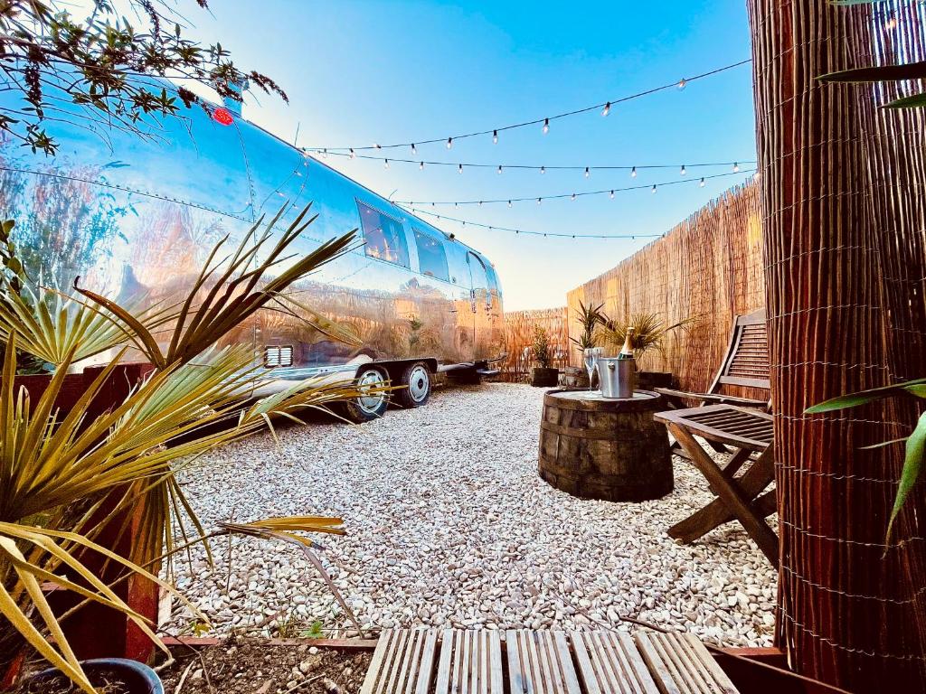 un autobús estacionado al lado de un edificio con una valla en Vintage 1962 airstream en Oxford