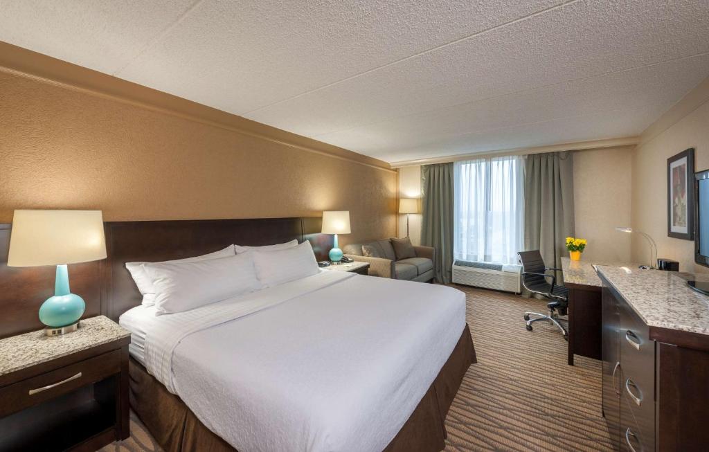 Best Western Plus Strongsville Cleveland - King Room Met Sofabed