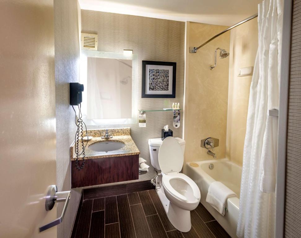 Best Western Plus Strongsville Cleveland - King Room Met Een Kingsize Bed