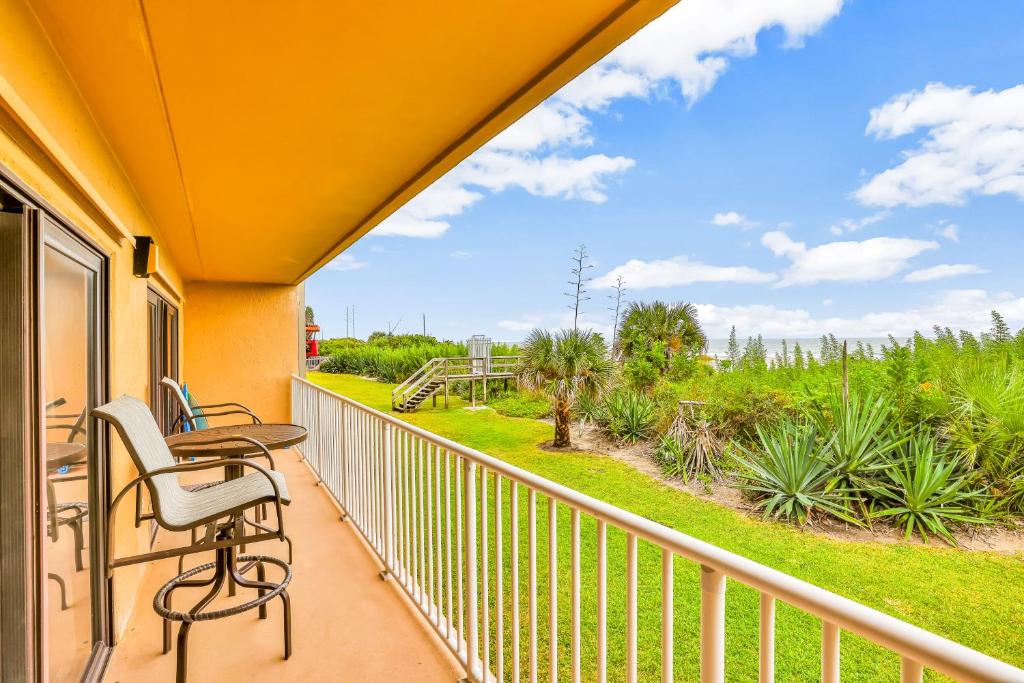 un balcone con tavolo e sedie di Cocoas By The Sea a Cocoa Beach