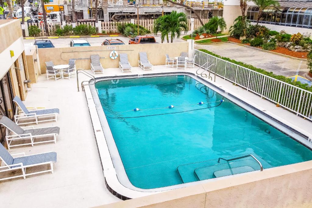 una piscina in cima a un edificio con sedie di Cocoas By The Sea a Cocoa Beach