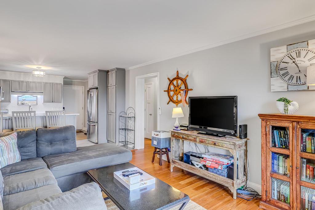 a living room with a couch and a flat screen tv at Beachwood Place 1H in Hilton Head Island