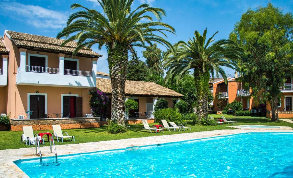 Bazén v ubytovaní Folies Corfu Town Hotel Apartments alebo v jeho blízkosti