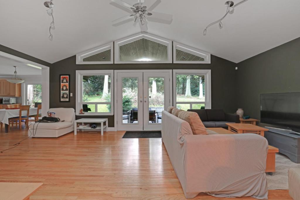 Classic Retreat Mansion Crescent Beach