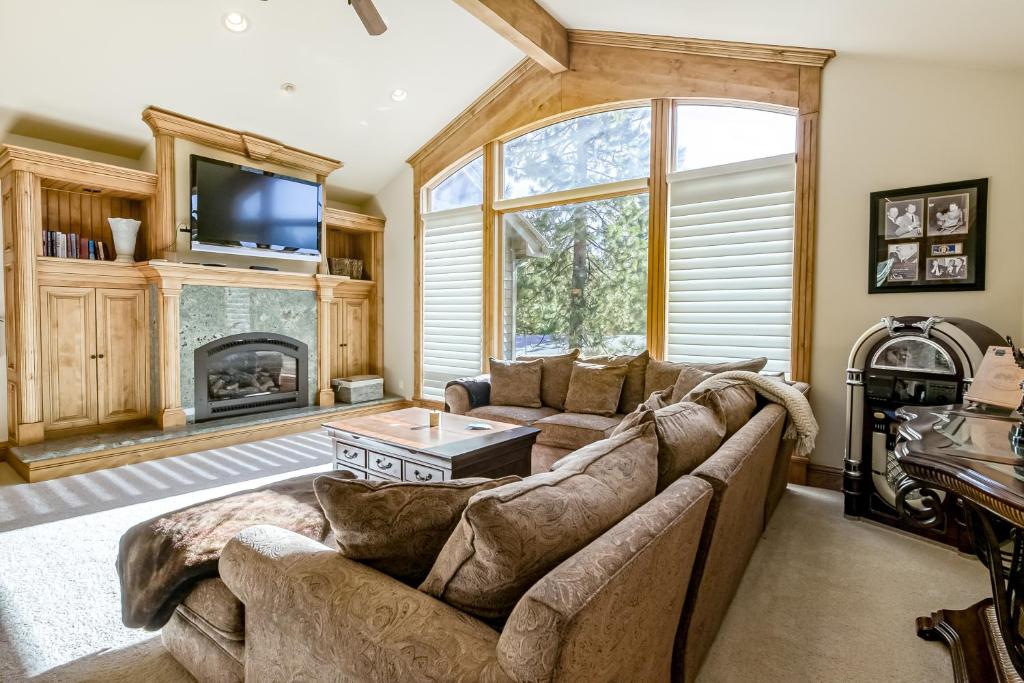 ein Wohnzimmer mit einem Sofa und einem Kamin in der Unterkunft Alpine Luxury in Zephyr Cove