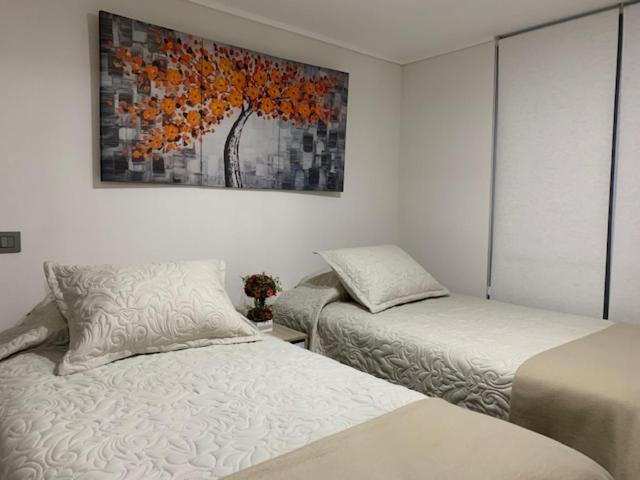 Habitación con dos camas, baño privado en departamento familiar