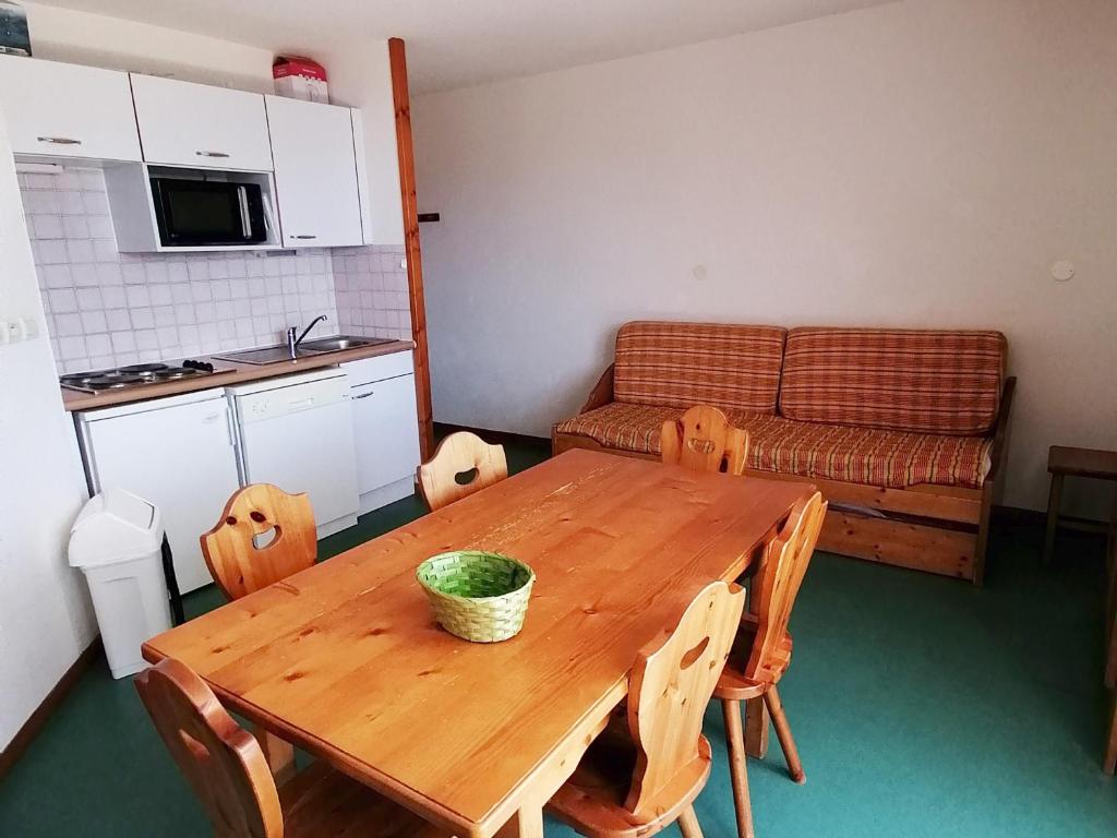 a kitchen and a wooden table in a room at Appartement Saint-François-Longchamp, 2 pièces, 6 personnes - FR-1-635-1 in Saint-François-Longchamp