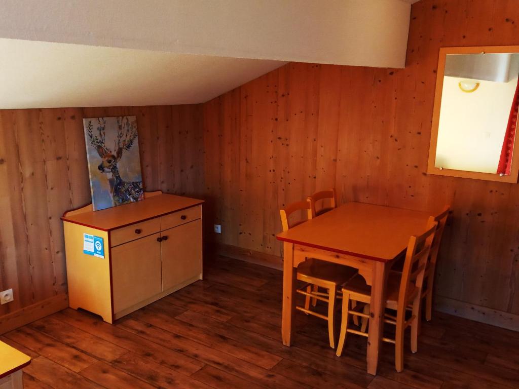 uma cozinha com uma mesa e uma pequena mesa e cadeiras em Appartement Saint-François-Longchamp, 2 pièces, 4 personnes - FR-1-635-40 em Saint-François-Longchamp