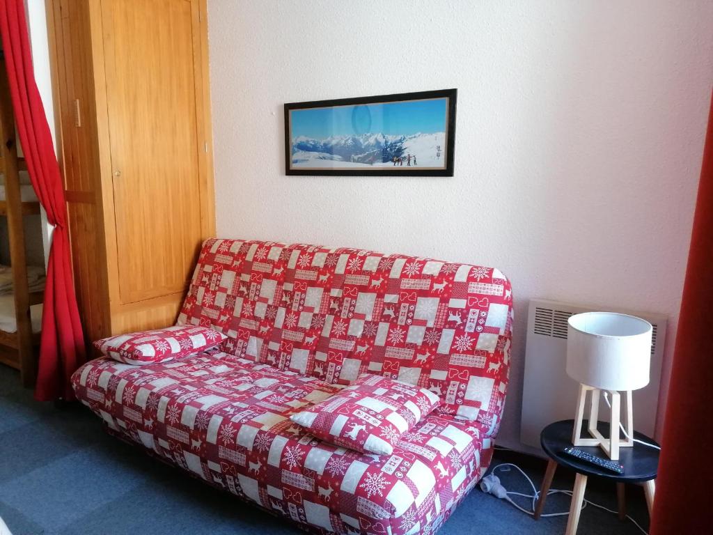 a living room with a couch in a room at Appartement Saint-François-Longchamp, 2 pièces, 4 personnes - FR-1-635-54 in Saint-François-Longchamp