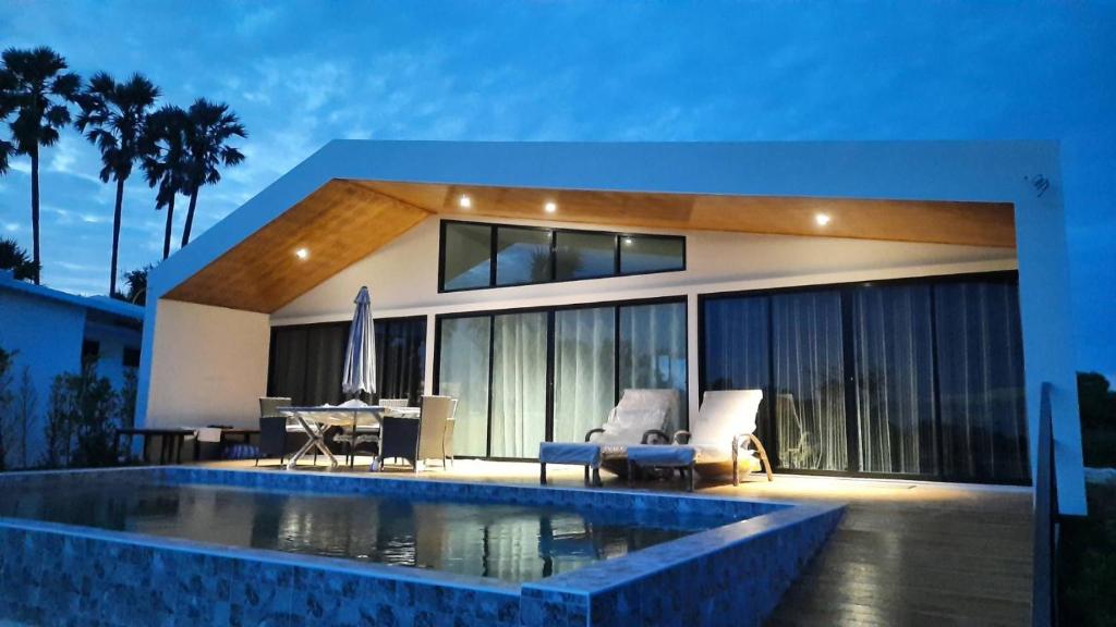 Bazén v ubytování Lom Lay Beach Front Pool Villa Chaam, Huahin nebo v jeho okolí