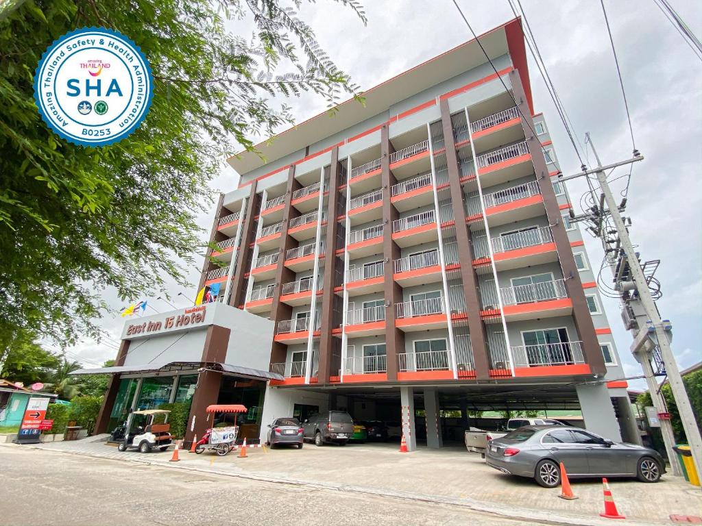 budynek z samochodem zaparkowanym przed nim w obiekcie East Inn 15 Rayong - SHA Certified w mieście Rayong