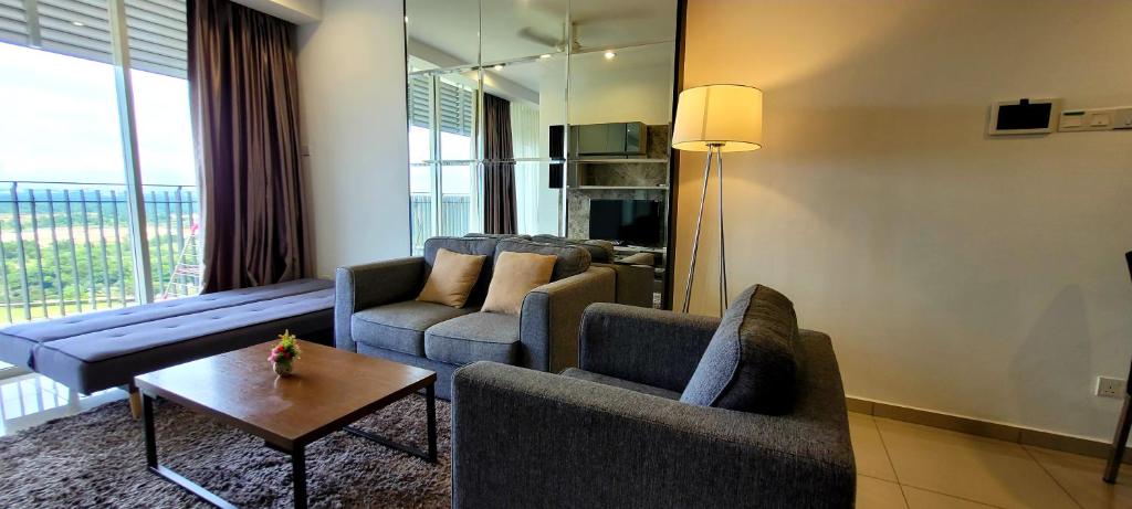 HostaHome Suites at Encorp Marina, mins to Legoland Malaysia - King Studio Con Sofá Cama