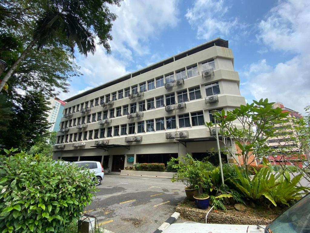 um edifício com um parque de estacionamento em frente em Telang Usan Hotel Kuching em Kuching