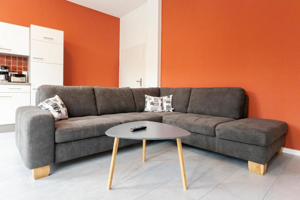 ヴェルニゲローデにあるWR Rote Ferienwohnung in der alten Apothekeのソファとテーブルのあるリビングルーム