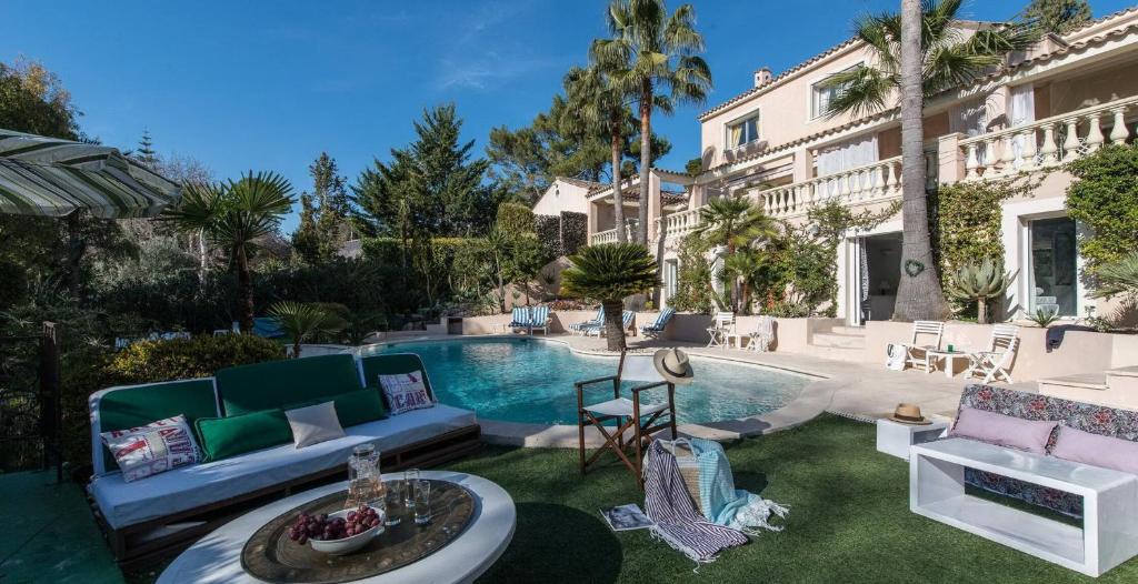 - un salon avec un canapé et une piscine dans l'établissement Juan Les Pins Near Cannes Beaches 18-20 Guests, à Antibes