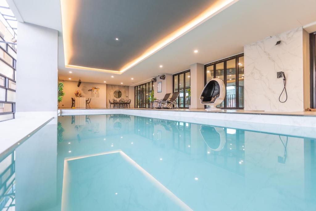 Bazén v ubytování 56 Hotel nebo v jeho okolí