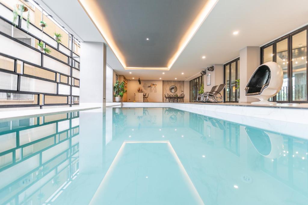 Bazén v ubytování 56 Hotel nebo v jeho okolí