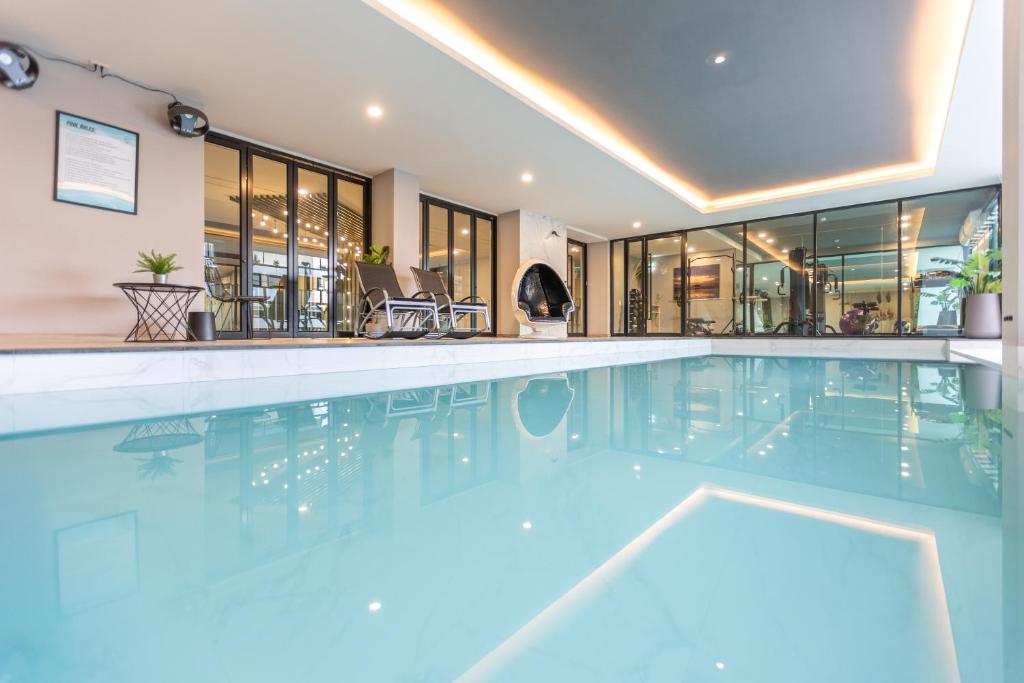 Bazén v ubytování 56 Hotel nebo v jeho okolí