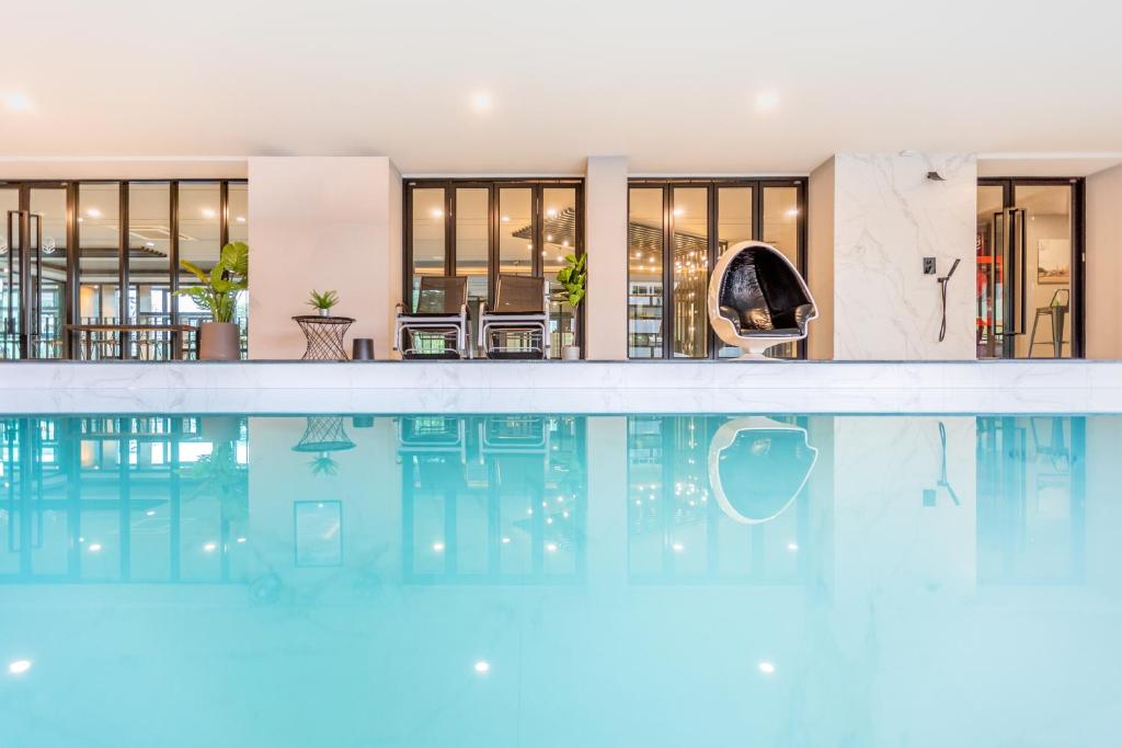 Bazén v ubytování 56 Hotel nebo v jeho okolí