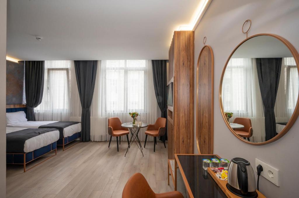 ein Hotelzimmer mit einem Bett und einem Spiegel in der Unterkunft Seyithan Palace Spa Hotel in Istanbul