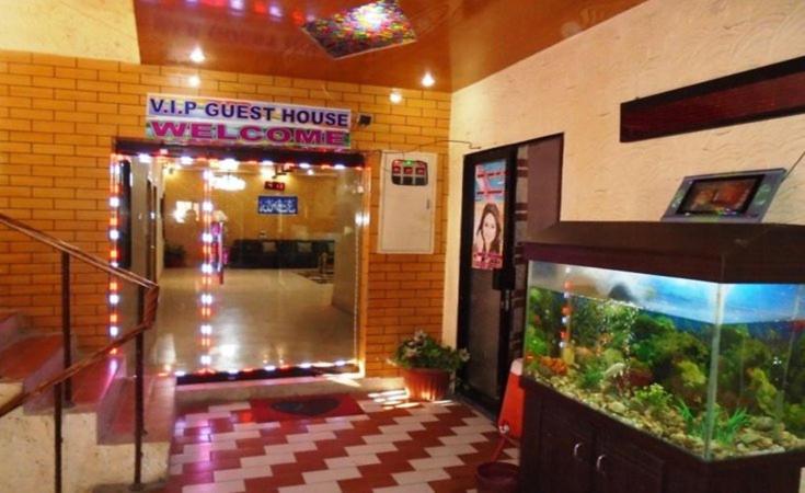 un hall d'un restaurant avec un aquarium dans l'établissement Vip Guest House, à Umarkot