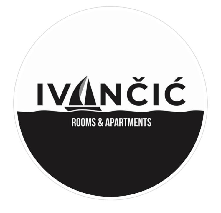 un logotipo para las habitaciones y apartamentos de la Ivy League en Apartments Ivančić, en Novi Vinodolski