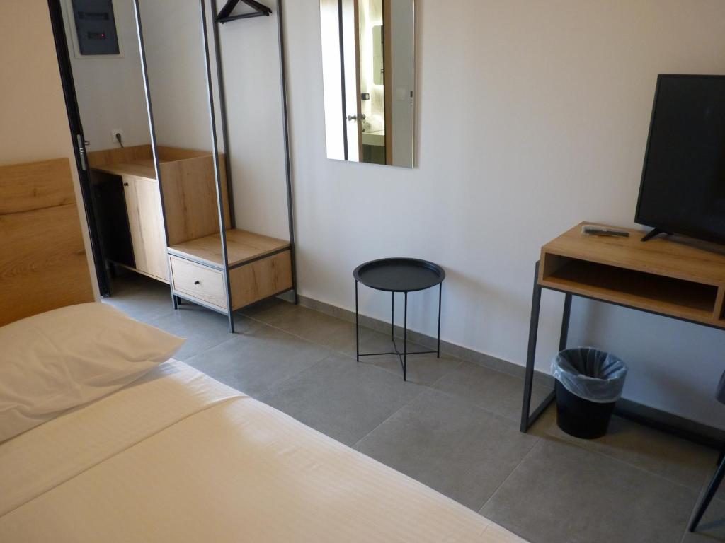 Comfort Suites & Rooms - 18