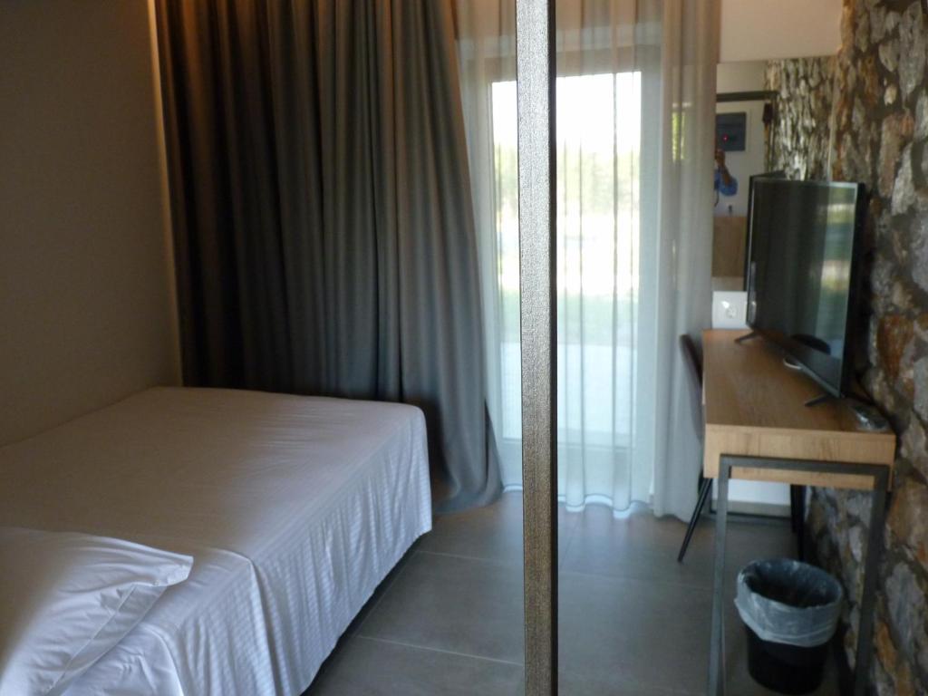 Comfort Suites & Rooms - 19