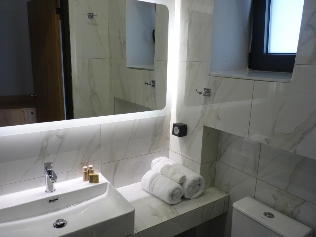 Comfort Suites & Rooms - 16