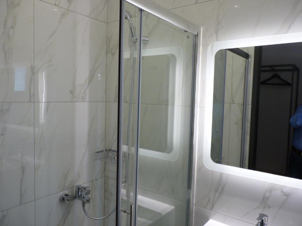 Comfort Suites & Rooms - 15