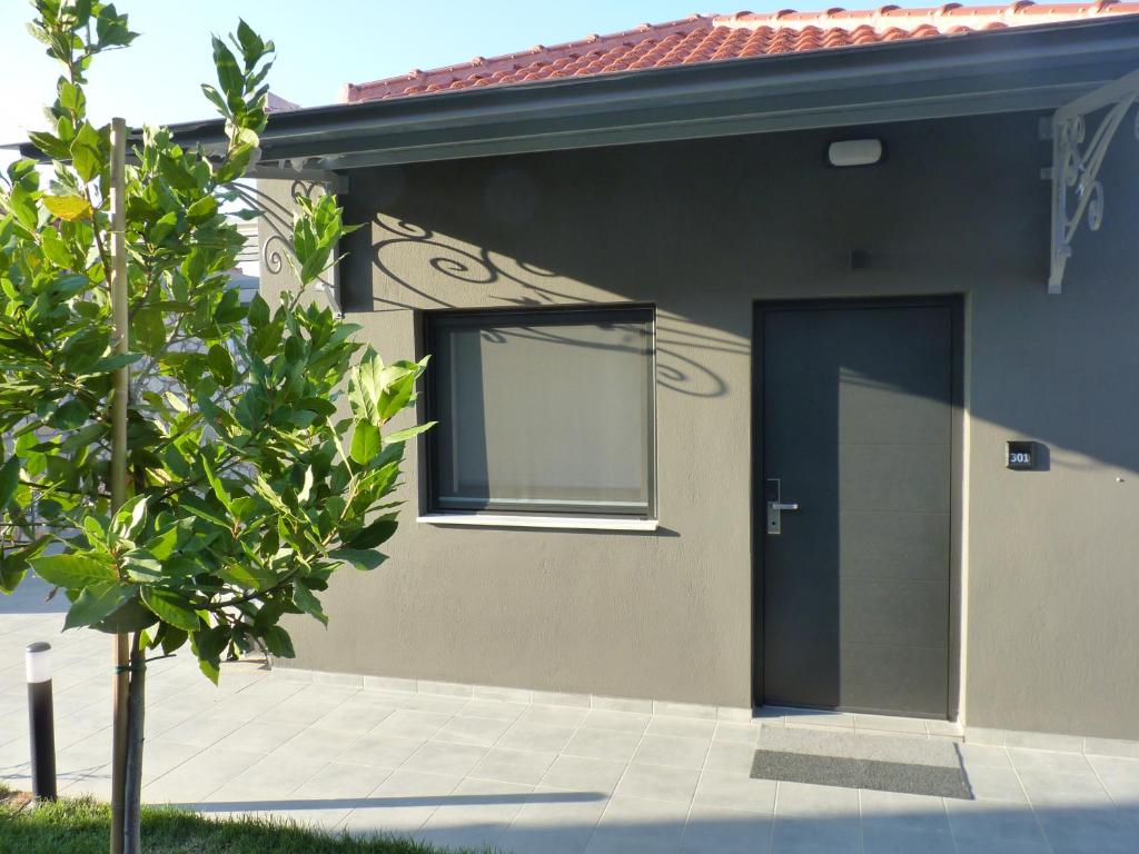 Comfort Suites & Rooms - 3