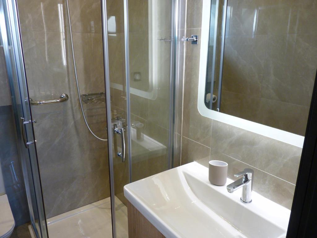 Comfort Suites & Rooms - 12