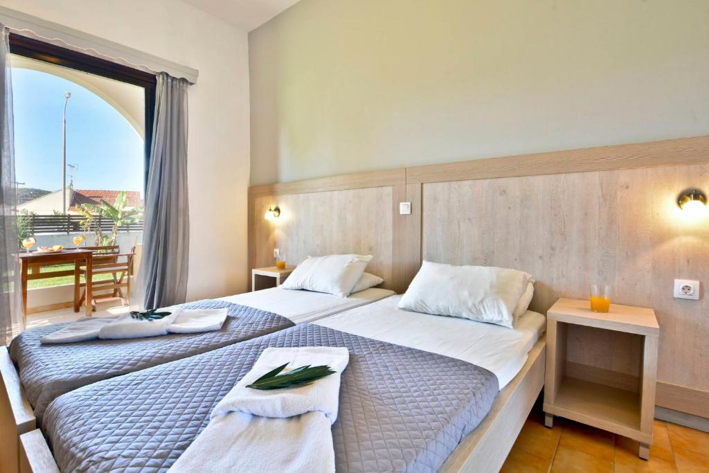 Postel nebo postele na pokoji v ubytování Louvros Studios Sidari Corfu