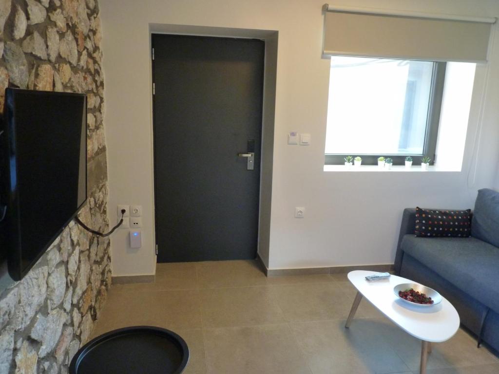 Comfort Suites & Rooms - 4