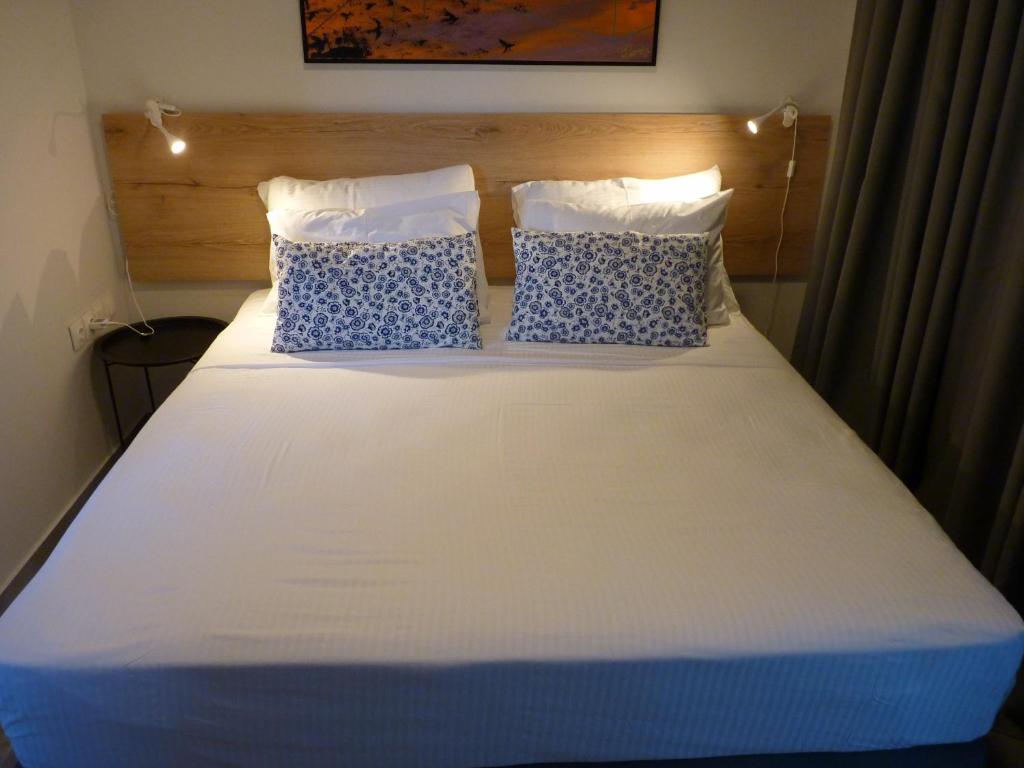 Comfort Suites & Rooms - 9