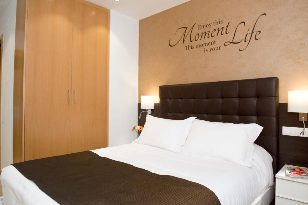 A bed or beds in a room at Home to Home Barcelona