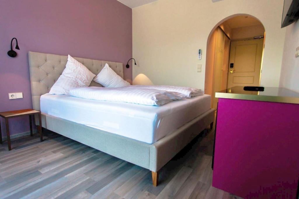 A bed or beds in a room at Hotel Eden Park