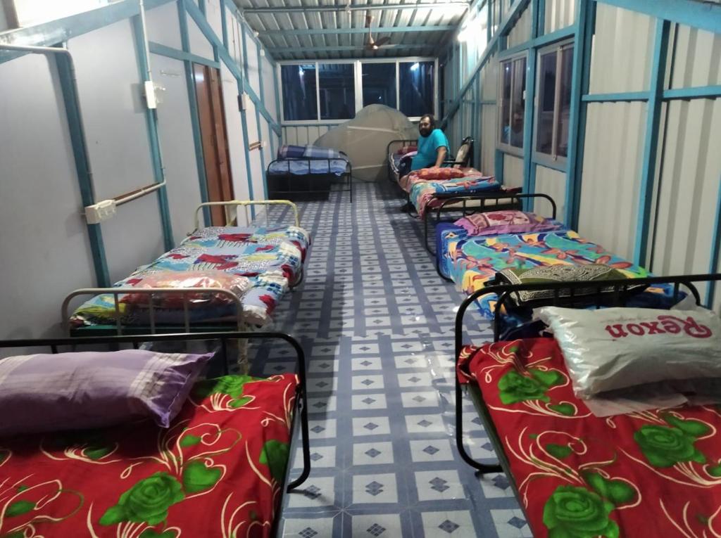 蒂鲁奇奇拉帕利Terrace Camp的房间里的一排双层床