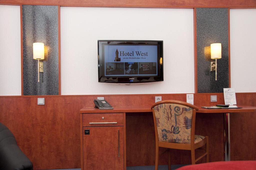 TV a/nebo společenská místnost v ubytování Hotel West an der Bockenheimer Warte
