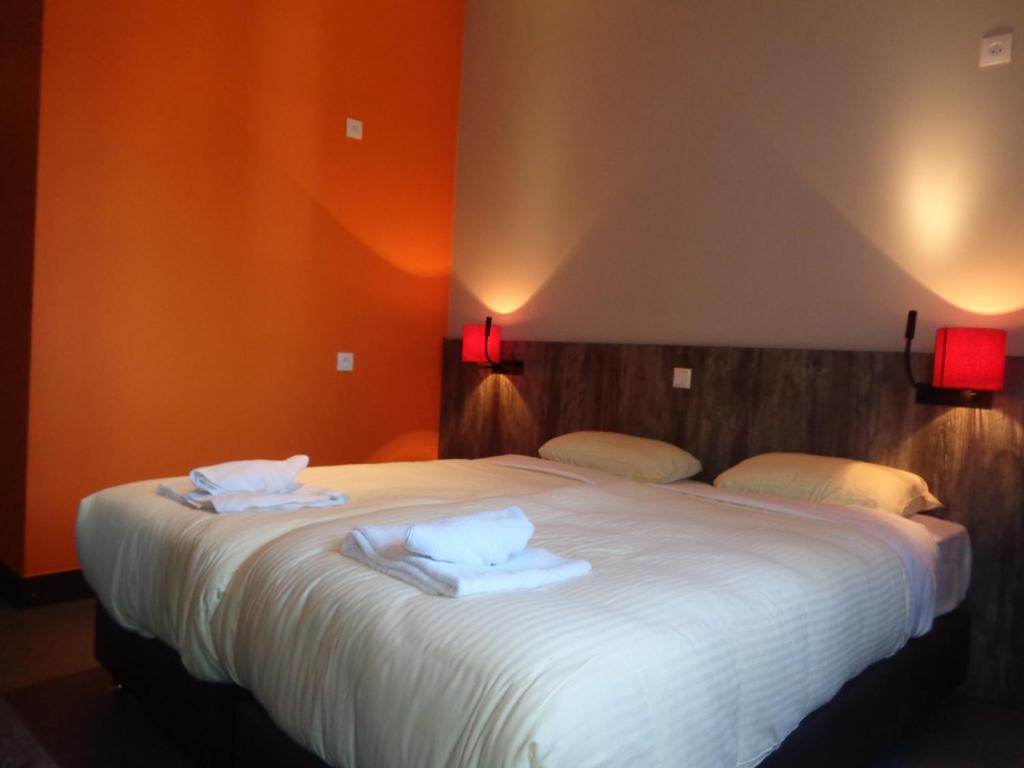 Postel nebo postele na pokoji v ubytování Brxxl 5 City Centre Hostel
