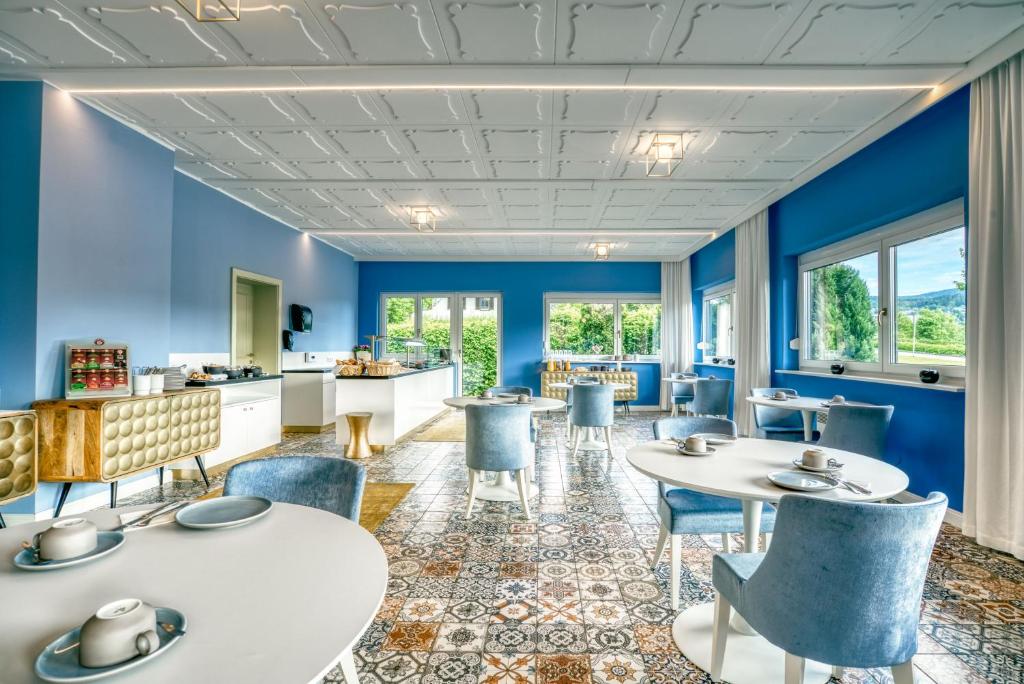 A seating area at Hotel Eden Park