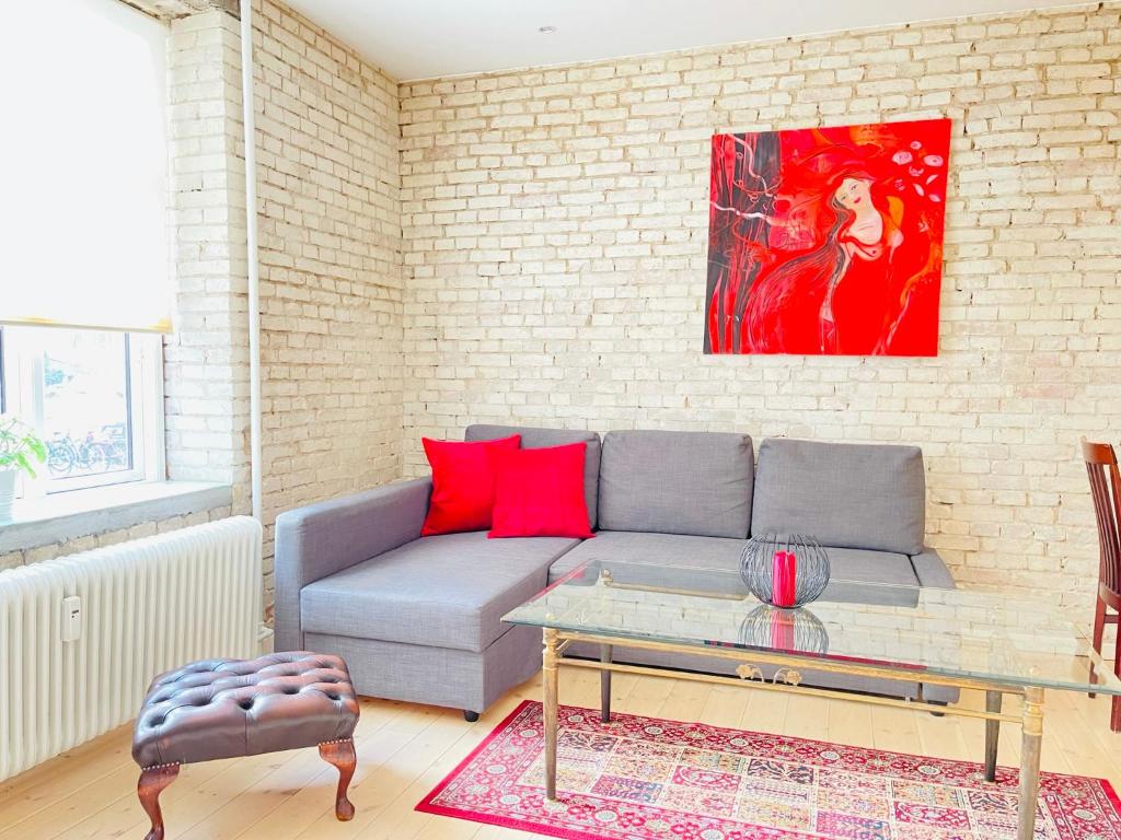 salon z kanapą i stołem w obiekcie aday - Central cozy and bright apartment w Aalborgu
