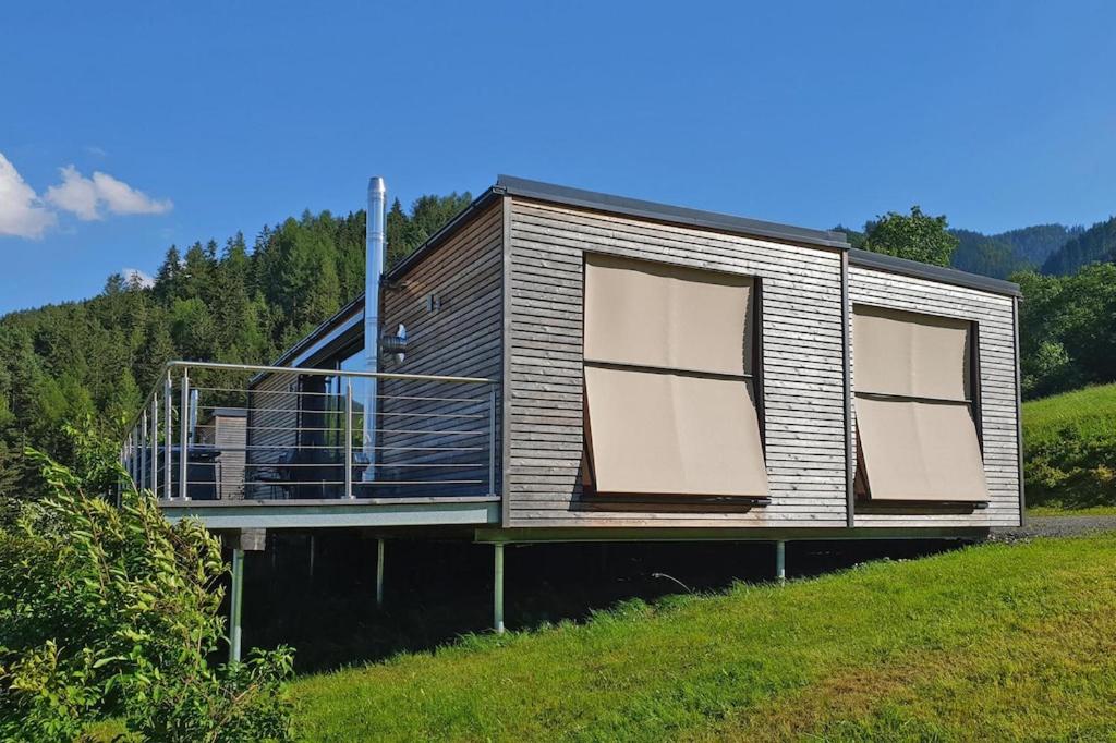 een huis met een balkon op een heuvel bij 4 star holiday home in Gaal im Murtal in Pirkach