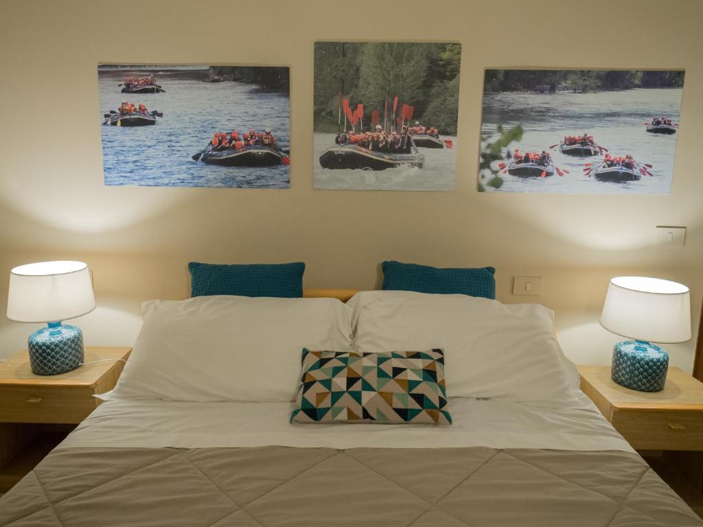 Postel nebo postele na pokoji v ubytování Rafting Hotel Ai Cavallini