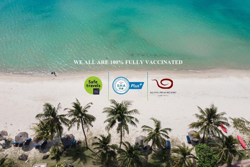 una vista aérea de una playa con palmeras y el océano en Klong Prao Resort - SHA Extra Plus en Ko Chang