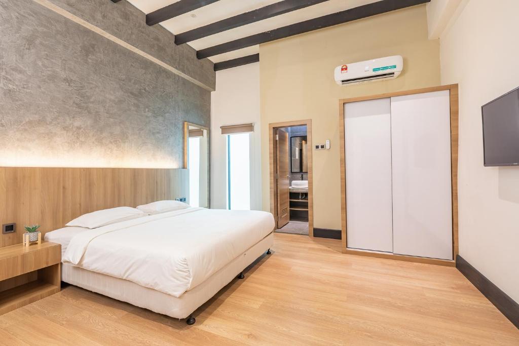 Postel nebo postele na pokoji v ubytování The NINES HOTEL Malacca